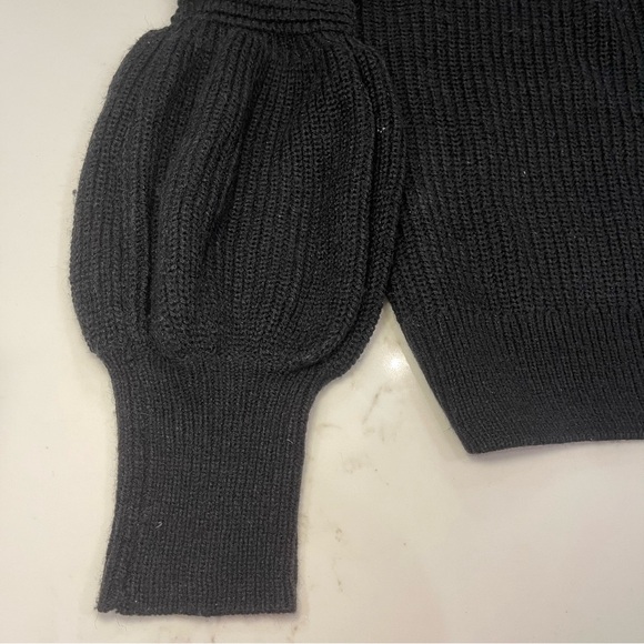 Willow & Clay Black Bubble Sleeve Sweater with Cut out in Back - Picture 4 of 14